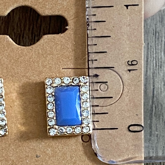 Post Earrings - Picture 3 of 4